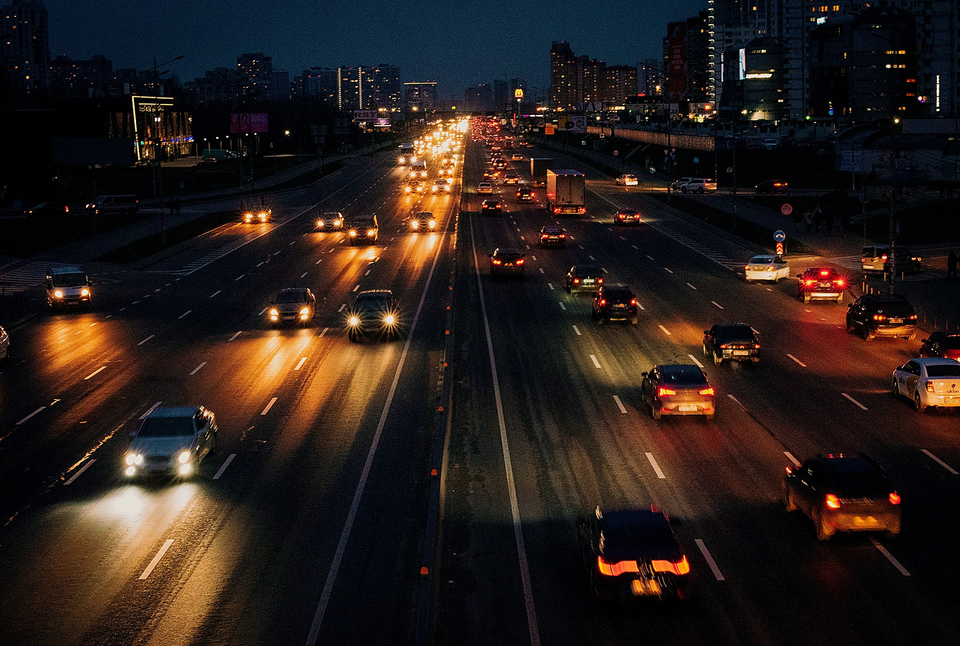 Samochody na drodze wielopasmowej w nocy